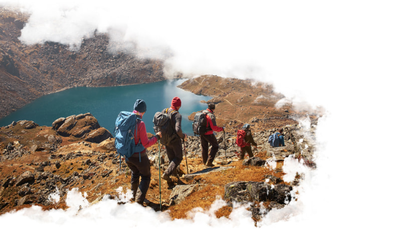 Фон: группа людей, идущих в поход по скалистому холму.