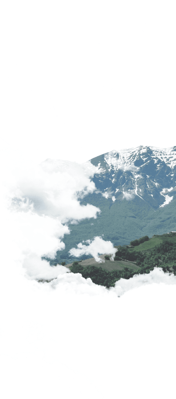 Фон: гора с облаками в небе.