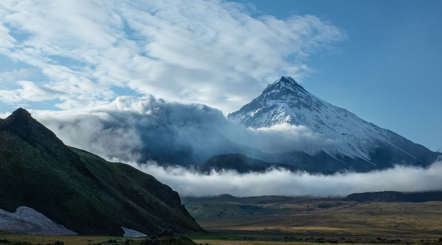 Фон: горный хребет с облаками.