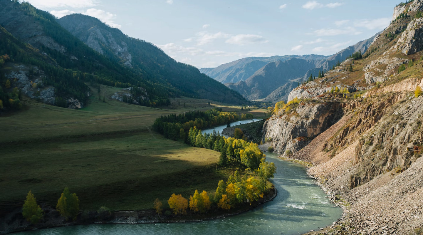 Фон: река, протекающая через долину.